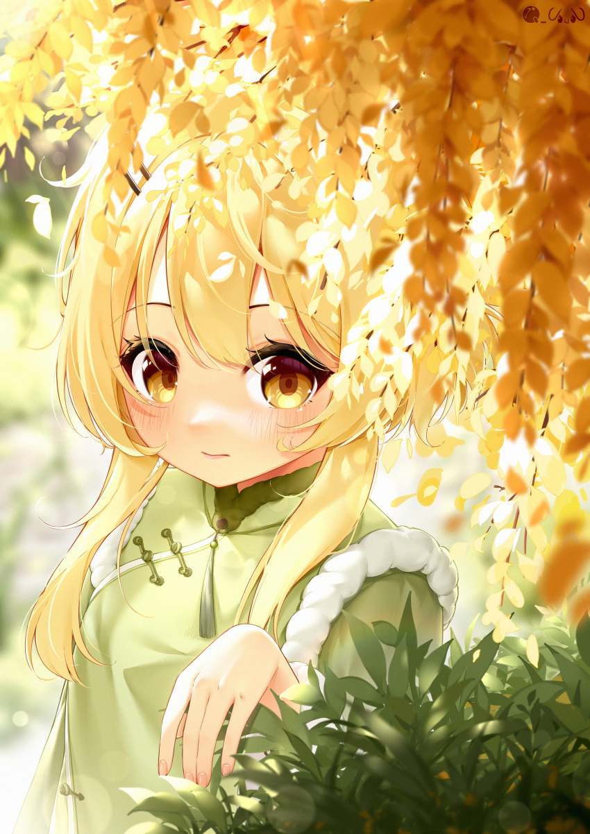 1girl 3: absurdres alternate_costume bangs blonde_hair blurry chinese_clothes commentary_request depth_of_field eyebrows_visible_through_hair genshin_impact hair_between_eyes hair_ornament hairclip highres leaf long_sleeves looking_at_viewer lumine_(genshin_impact) q_uouou rope short_hair short_hair_with_long_locks sidelocks solo yellow_eyes