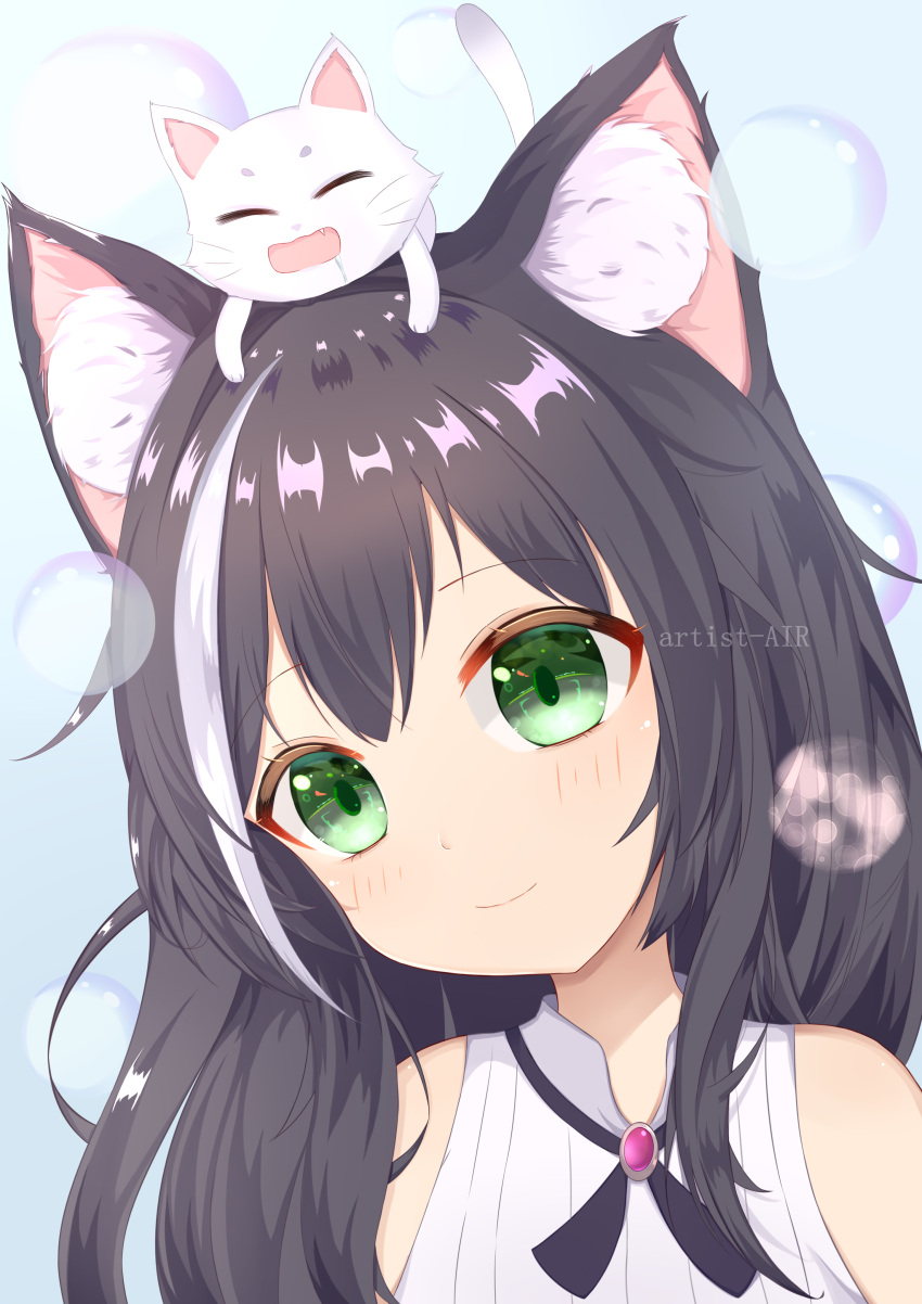 1girl absurdres airs_(user_fxnj3447) animal_on_head bangs black_hair cat cat_on_head commentary_request eyebrows_visible_through_hair green_eyes hair_between_eyes head_tilt highres karyl_(princess_connect!) long_hair looking_at_viewer multicolored_hair on_head princess_connect! sidelocks simple_background smile streaked_hair two-tone_hair white_cat