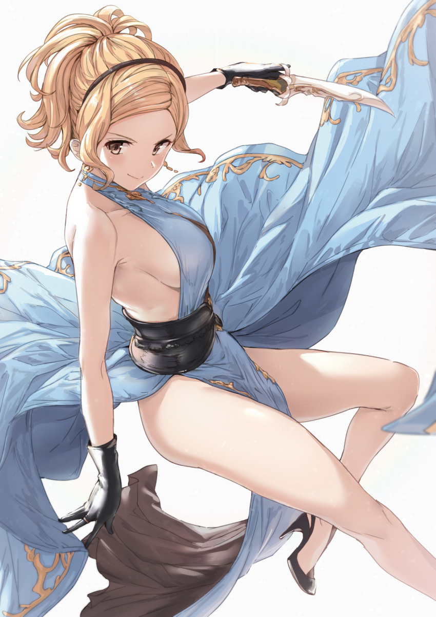 1girl akita_hika bangs bare_shoulders black_footwear black_gloves blonde_hair blue_dress blush breasts brown_eyes djeeta_(granblue_fantasy) dress gloves hairband high_heels highres knife large_breasts looking_at_viewer parted_bangs ponytail short_hair sideboob smile solo thighs