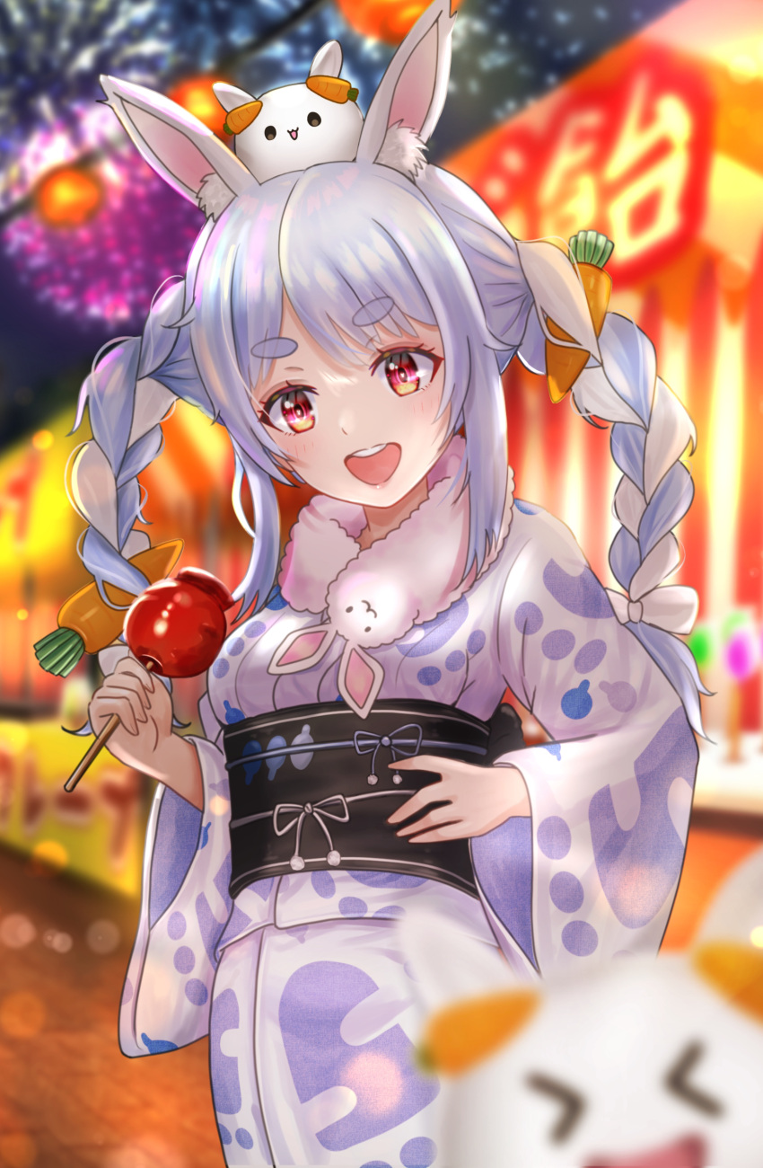 1girl :d absurdres alternate_costume animal_ear_fluff animal_ears blue_hair blurry blurry_background braid candy_apple carrot_hair_ornament creature depth_of_field don-chan_(usada_pekora) fireworks food food-themed_hair_ornament food_stand fur_scarf hair_ornament hand_on_hip highres hololive japanese_clothes kimono long_hair looking_at_viewer multicolored_hair nori_55512 nousagi_(usada_pekora) obi open_mouth photobomb print_kimono rabbit rabbit_ears rabbit_girl red_eyes sash scarf shirt short_eyebrows smile solo summer_festival thick_eyebrows twin_braids twintails two-tone_hair usada_pekora virtual_youtuber white_hair white_kimono white_scarf white_shirt yukata