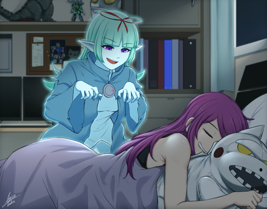 2girls :d airisubaka bare_arms bare_shoulders blue_(nanostar) blue_skin borrowed_character colored_skin commentary eyebrows_visible_through_hair ghost_pose green_hair highres indoors leah_(airisubaka) long_hair lunn monitor multiple_girls open_mouth original pointy_ears purple_hair signature sleeping smile stuffed_toy symbol-only_commentary under_covers violet_eyes wide_sleeves