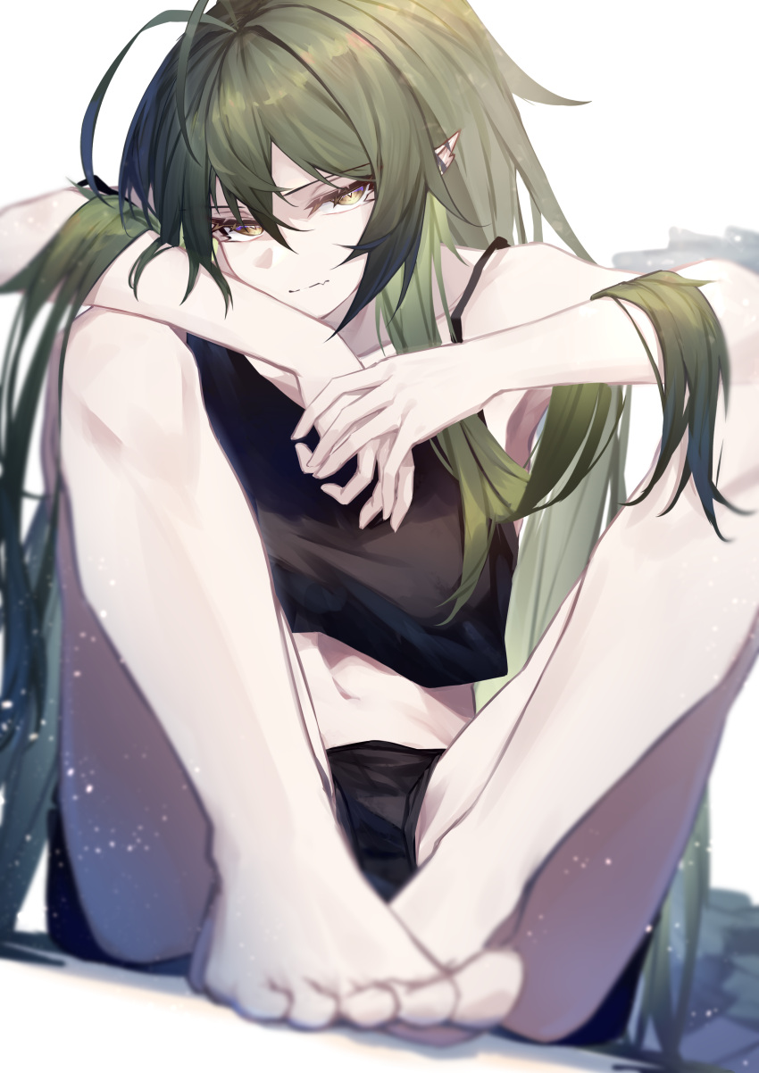 1girl absurdres antenna_hair arknights bangs bare_legs barefoot black_shorts black_tank_top brown_eyes commentary crocodilian_tail crop_top fang full_body gavial_(arknights) green_hair hair_between_eyes highres knees_up long_hair looking_at_viewer midriff navel ozeu0916 shirt short_sleeves shorts simple_background sitting skin_fang solo spaghetti_strap tail tank_top white_background