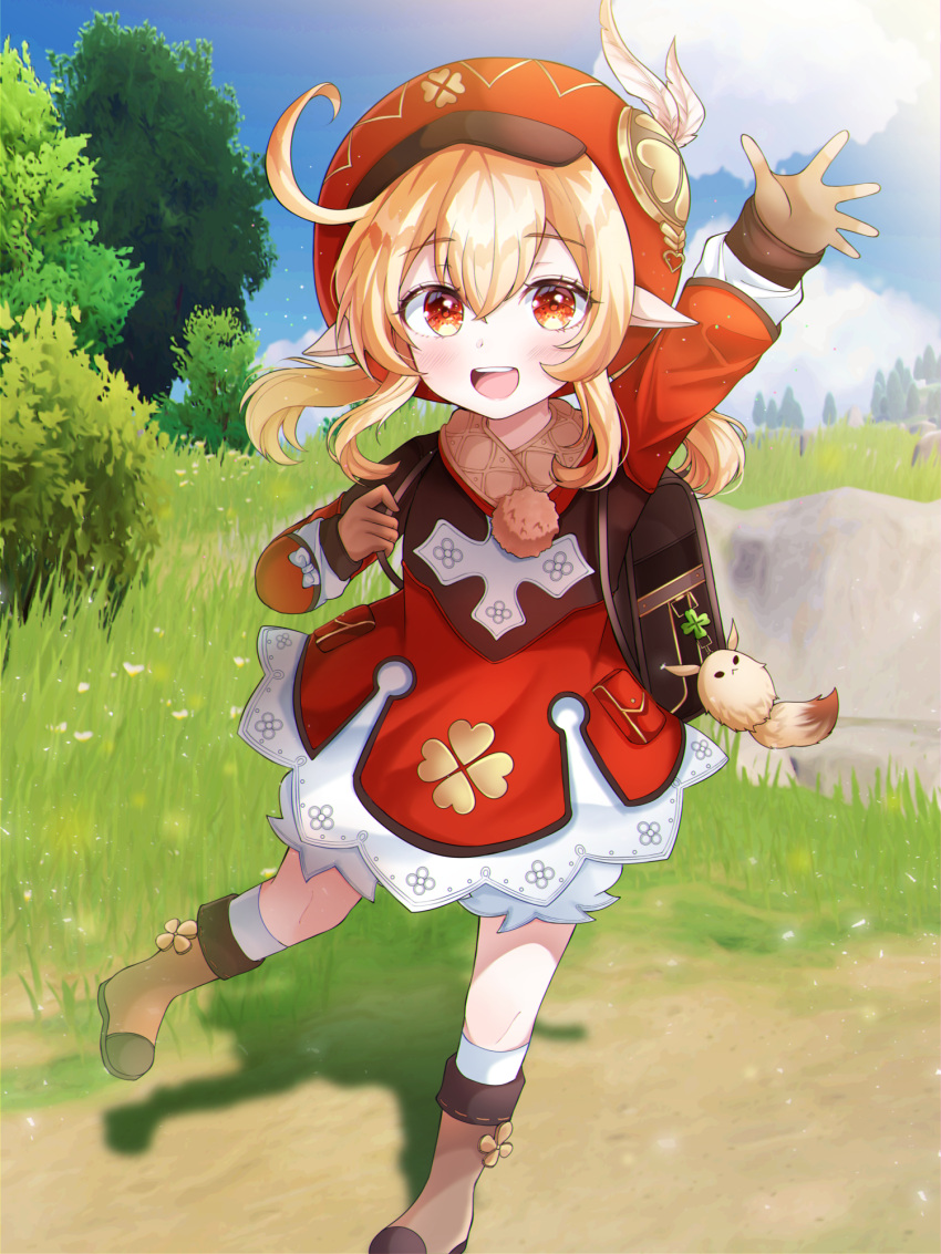 1girl :d ahoge backpack bag bag_charm bangs bloomers blue_sky boots brown_footwear brown_gloves brown_scarf cabbie_hat charm_(object) clouds cloudy_sky clover_print coat commentary_request dodoco_(genshin_impact) eyebrows_visible_through_hair genshin_impact gloves hair_between_eyes hat hat_feather hat_ornament highres klee_(genshin_impact) knee_boots kneehighs light_brown_hair long_hair long_sleeves looking_at_viewer low_twintails open_mouth orange_eyes pocket pointy_ears randoseru red_coat red_headwear rock ryunbi scarf sidelocks sky smile solo standing standing_on_one_leg tree twintails underwear waving