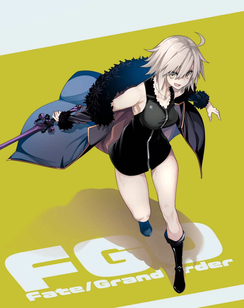 10mo ahoge armpits bangs bare_shoulders black_dress black_footwear blue_coat boots breasts coat copyright_name dress fate/apocrypha fate/grand_order fate_(series) full-length_zipper fur-trimmed_coat fur_trim high_heel_boots high_heels highres holding holding_sword holding_weapon jeanne_d'arc_(alter)_(fate) jeanne_d'arc_(fate)_(all) jewelry knee_boots large_breasts necklace open_clothes open_coat short_dress short_hair silver_hair sword weapon wicked_dragon_witch_ver._shinjuku_1999 yellow_background yellow_eyes zipper