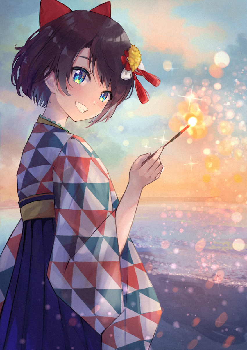 1girl absurdres bangs blue_eyes blue_hakama blue_skirt blush bow breasts brown_hair commentary fireworks flower from_behind from_side grin hair_bow hair_flower hair_ornament hakama high-waist_skirt highres holding_sparkler hololive japanese_clothes kanzashi kimono large_breasts looking_at_viewer ocean oozora_subaru pink_kimono red_bow shirt short_hair skirt smile solo sparkler swept_bangs triangle_print virtual_youtuber white_shirt xyunx