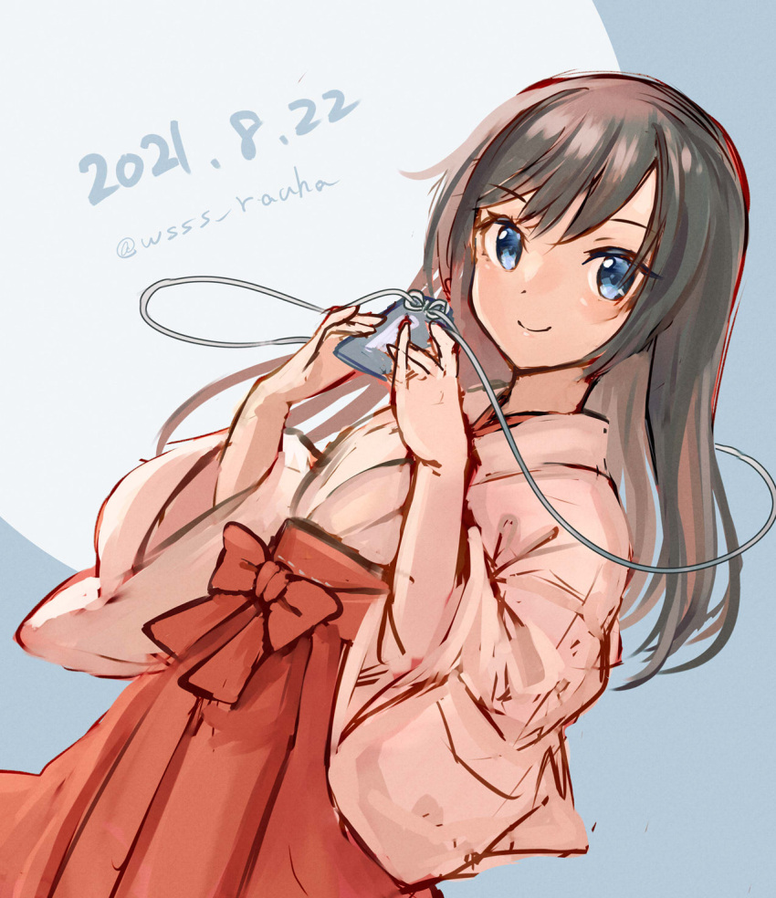 1girl alternate_costume artist_name asashio_(kancolle) bag black_hair blue_background blue_eyes dated dutch_angle hakama highres japanese_clothes kantai_collection long_hair looking_at_viewer miko one-hour_drawing_challenge red_hakama satchel solo two-tone_background wss_(nicoseiga19993411)