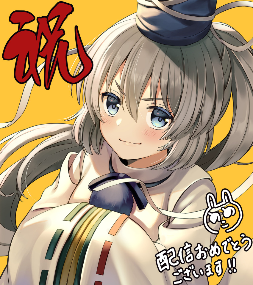 1girl bangs banned_artist blue_eyes blue_headwear blush closed_mouth commentary_request eyebrows_visible_through_hair grey_hair hair_between_eyes hands_in_opposite_sleeves hat highres japanese_clothes kariginu long_hair long_sleeves mononobe_no_futo orange_background pom_pom_(clothes) ponytail ribbon simple_background smirk solo tate_eboshi touhou translation_request upper_body v-shaped_eyebrows very_long_hair white_ribbon wide_sleeves yuuka_nonoko