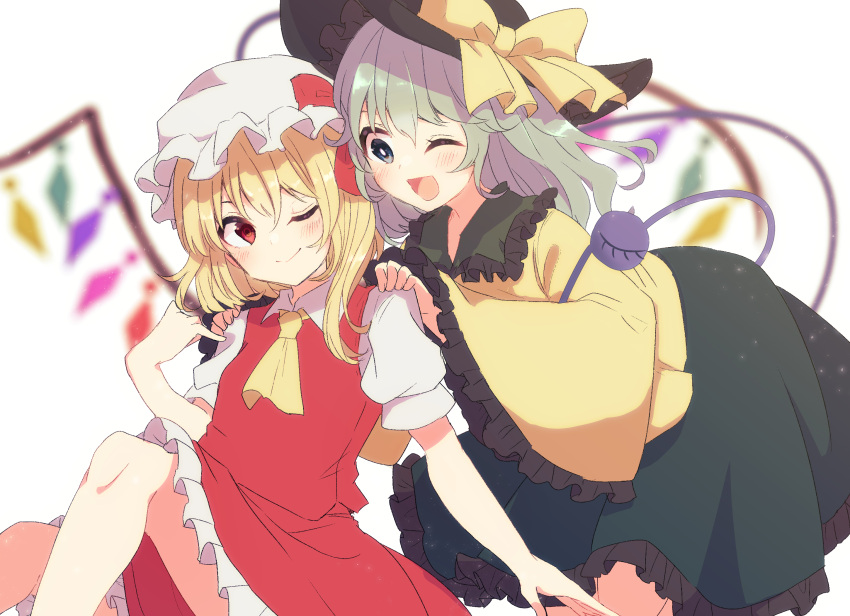 2girls aoi_(annbi) ascot bangs black_headwear blonde_hair blouse blue_eyes blurry blurry_background blush bow closed_mouth collar collared_blouse collared_shirt crystal dress eyebrows_visible_through_hair flandre_scarlet frills green_hair green_skirt hair_between_eyes hat hat_bow highres jewelry komeiji_koishi long_sleeves looking_at_another medium_hair mob_cap multicolored multicolored_wings multiple_girls one-hour_drawing_challenge one_eye_closed one_side_up open_mouth puffy_short_sleeves puffy_sleeves red_bow red_dress shirt short_hair short_sleeves simple_background sitting skirt smile standing third_eye touhou white_background white_headwear white_shirt wide_sleeves wings yellow_blouse yellow_bow yellow_neckwear