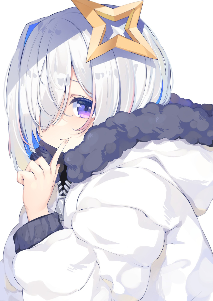 1girl amane_kanata bangs blue_hair chiyonekoko closed_mouth coat colored_inner_hair commentary finger_to_mouth from_side fur-trimmed_coat fur_trim hair_over_one_eye halo highres hololive hood hood_down hooded_coat long_sleeves looking_at_viewer multicolored_hair pink_hair short_hair silver_hair simple_background smile solo star_halo streaked_hair symbol-only_commentary upper_body violet_eyes virtual_youtuber white_background white_coat