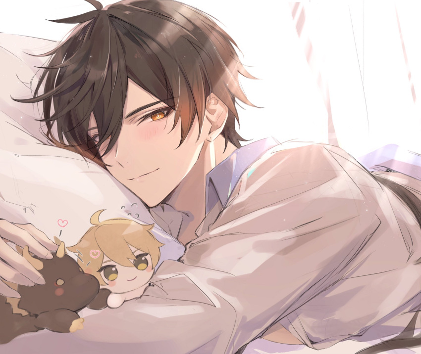 1boy aether_(genshin_impact) bangs bed black_hair blush brown_hair character_doll flying_sweatdrops genshin_impact gradient_hair gumilkx hair_between_eyes heart highres long_hair long_sleeves looking_at_viewer lying male_focus multicolored_hair on_stomach orange_hair pillow ponytail rex_lapis_(genshin_impact) shirt smile solo upper_body white_shirt zhongli_(genshin_impact)