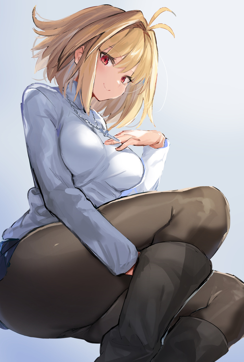 1girl absurdres antenna_hair arcueid_brunestud ass bangs blonde_hair blue_skirt boots breasts brown_legwear closed_mouth commentary_request eyebrows_visible_through_hair feet_out_of_frame grey_background hand_on_own_chest hand_on_own_thigh highres invisible_chair jewelry long_sleeves looking_at_viewer medium_breasts miniskirt necklace pantyhose red_eyes short_hair sidelocks simple_background sitting skirt smile solo suurin_(ksyaro) sweater thighs tsukihime tsukihime_(remake) turtleneck turtleneck_sweater wedgie white_sweater