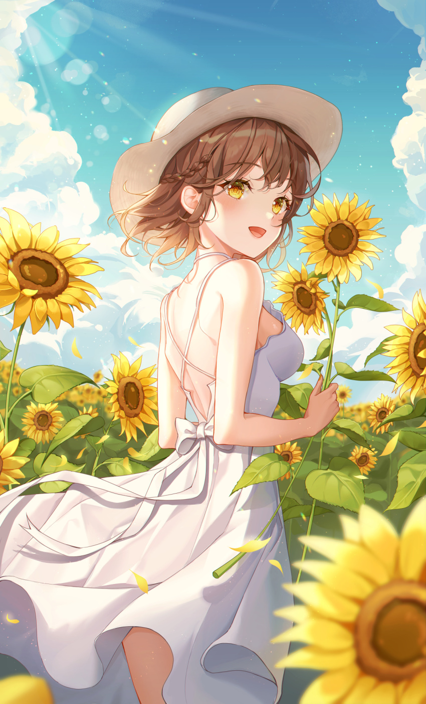 1girl :d back_bow bare_arms bare_shoulders blue_sky bow braid breasts brown_hair day dress flower from_behind hat highres holding holding_flower lens_flare light_rays looking_at_viewer looking_back medium_breasts open_mouth original outdoors short_hair sideboob sky sleeveless sleeveless_dress smile solo sun_hat sunbeam sundress sunflower sunlight tteullie white_bow white_dress white_headwear yellow_eyes yellow_flower