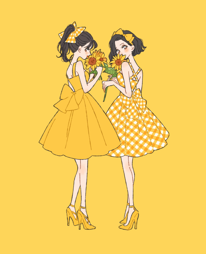 2girls back_bow bangs black_hair bob_cut bow brown_eyes color_coordination dress fashion flower from_behind gingham hair_bow headband high_heels highres holding holding_flower matching_eye_color matching_hair_color matching_outfit multiple_girls original ponytail rikuwo smelling_flower sundress sunflower yellow_background yellow_bow yellow_dress yellow_flower yellow_theme