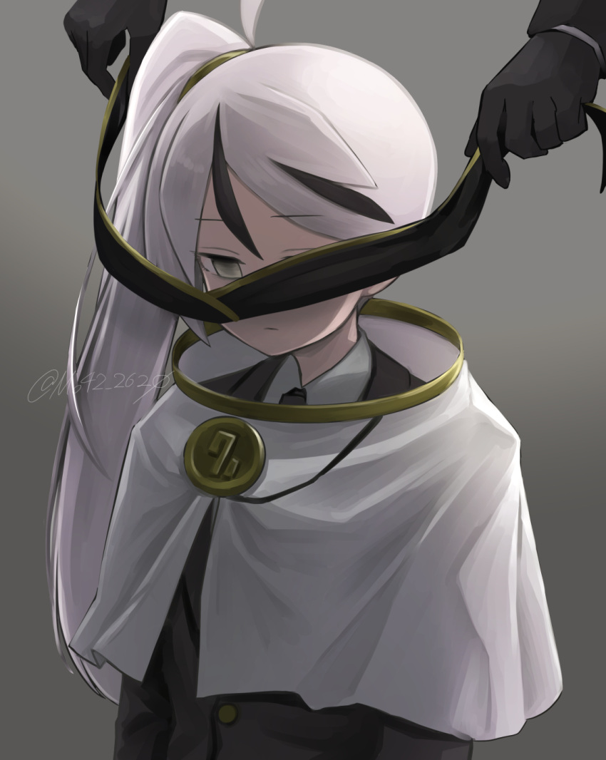 1boy ahoge black_jacket black_necktie brooch capelet collared_shirt gold_trim highres jacket jewelry library_of_ruina long_hair long_sleeves moribe_denkou multicolored_hair necktie project_moon shirt side_ponytail solo streaked_hair upper_body very_long_hair white_capelet white_eyes white_hair white_shirt yan_vismok
