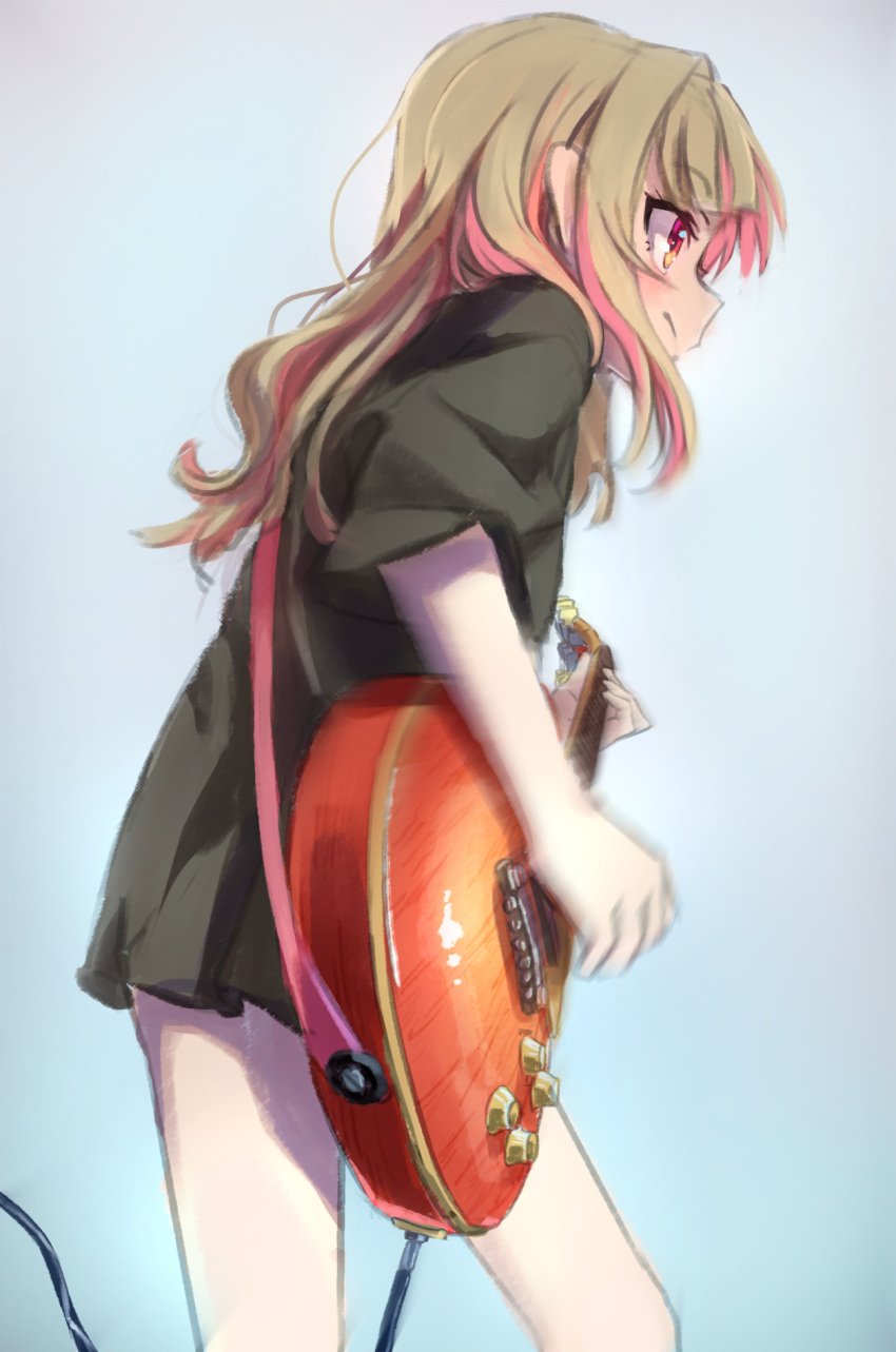 1girl black_shirt blush cowboy_shot electric_guitar grey_hair guitar hair_down highres holding holding_instrument instrument long_hair makaino_ririmu motion_blur multicolored_hair music nijisanji no_pants pink_hair playing_instrument pointy_ears profile red_eyes sabamen shirt solo streaked_hair two-tone_hair virtual_youtuber