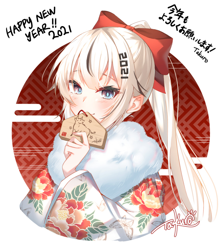 1girl 2021 artist_name bangs black_hair blue_eyes blush bow chinese_zodiac closed_mouth commentary_request english_commentary floral_print fur_collar hair_bow hair_ornament hand_up happy_new_year highres holding japanese_clothes kimono long_hair long_sleeves looking_at_viewer mixed-language_commentary multicolored_hair new_year original ponytail print_kimono red_bow signature smile solo streaked_hair takuro_(taku3949) translation_request upper_body white_hair white_kimono year_of_the_ox