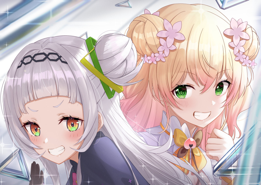 2girls absurdres bangs black_gloves black_hairband black_shirt blonde_hair commentary_request double_bun eyebrows_visible_through_hair flower gloves gradient_hair green_eyes grin hair_between_eyes hair_flower hair_ornament hairband hand_up highres hololive long_hair looking_at_another looking_at_viewer momosuzu_nene multicolored_hair multiple_girls murasaki_shion pink_hair shima6644 shirt short_eyebrows silver_hair smile triangle very_long_hair virtual_youtuber white_shirt yellow_eyes