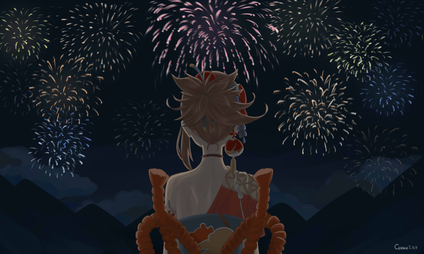 1girl bangs bare_back choker clouds cloudy_sky commentary_request cookie_milk eyebrows_visible_through_hair fireworks from_behind genshin_impact hair_ornament highres japanese_clothes light_brown_hair long_hair mixed-language_commentary mountainous_horizon night night_sky ponytail rope sarashi shimenawa sidelocks sky solo yoimiya_(genshin_impact)
