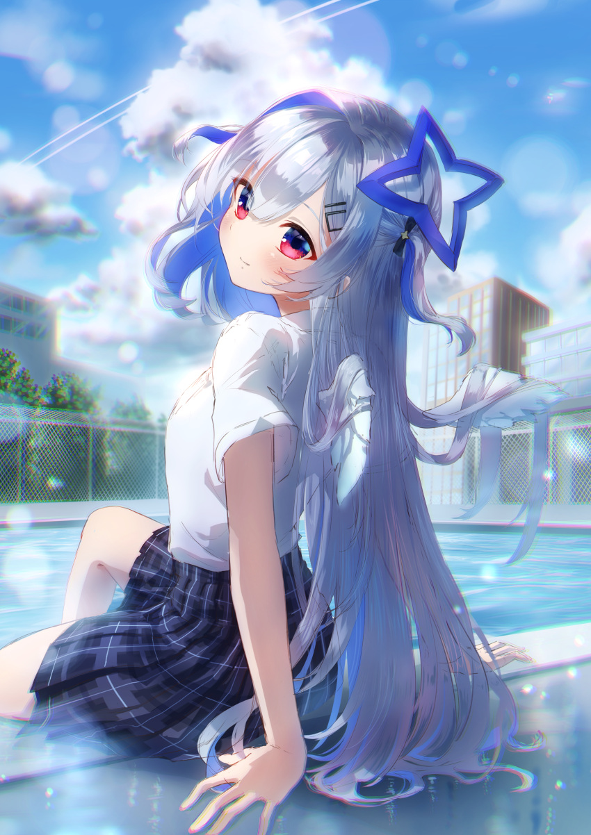 1girl absurdres amane_kanata angel_wings bangs black_skirt blue_hair blue_sky building chain-link_fence closed_mouth collared_shirt commentary_request day dentaku_music eyebrows_visible_through_hair feathered_wings fence hair_between_eyes hair_intakes hair_ornament hairclip highres hololive long_hair looking_at_viewer looking_back mini_wings multicolored_hair outdoors plaid plaid_skirt pleated_skirt pool red_eyes shirt short_sleeves silver_hair skirt sky smile solo two-tone_hair two_side_up very_long_hair virtual_youtuber water white_shirt white_wings wings