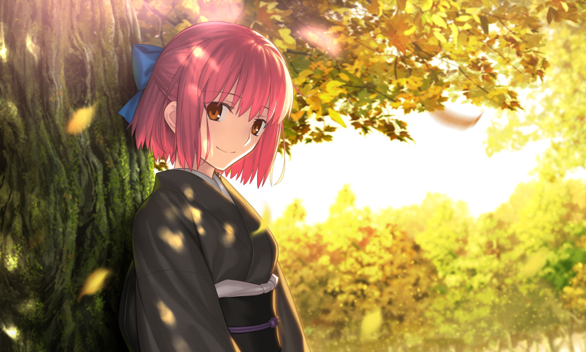 1girl absurdres bangs blue_bow blurry blurry_background bow breasts brown_kimono closed_mouth dappled_sunlight day eyebrows_visible_through_hair forest game_cg hair_bow half_updo head_tilt highres huge_filesize japanese_clothes kimono kohaku_(tsukihime) leaf leaning_back leaning_on_object leaves_in_wind long_sleeves looking_at_viewer medium_breasts nature obi obiage obijime official_art orange_eyes outdoors pink_hair sash short_hair sidelocks smile solo standing sunlight takeuchi_takashi tree tree_bark tree_shade tsukihime tsukihime_(remake) upper_body