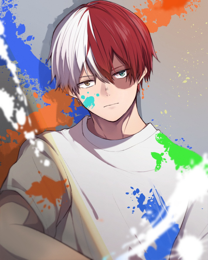 1boy bangs boku_no_hero_academia burn_scar closed_mouth commentary expressionless grey_background grey_eyes hair_between_eyes heterochromia highres looking_at_viewer male_focus multicolored_hair noizu_(noi_hr) paint red_eyes redhead scar shirt short_hair short_sleeves smile symbol-only_commentary todoroki_shouto two-tone_hair upper_body white_hair white_shirt