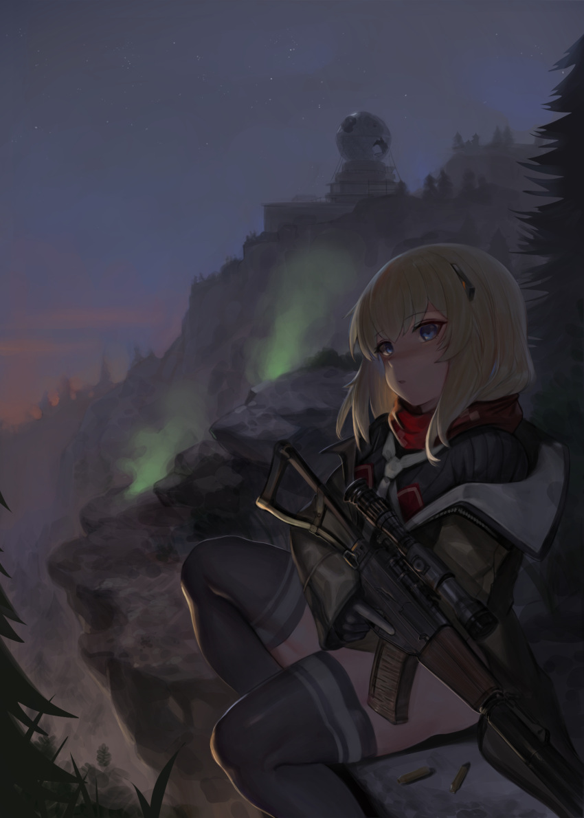 1girl as_val as_val_(girls_frontline) assault_rifle blonde_hair blue_eyes cliff commentary_request dokomon girls_frontline gun highres holding holding_gun holding_weapon jacket kalashnikov_rifle korean_commentary long_sleeves mod3_(girls_frontline) night night_sky off_shoulder outdoors rifle scarf scope sky solo thigh-highs trigger_discipline weapon