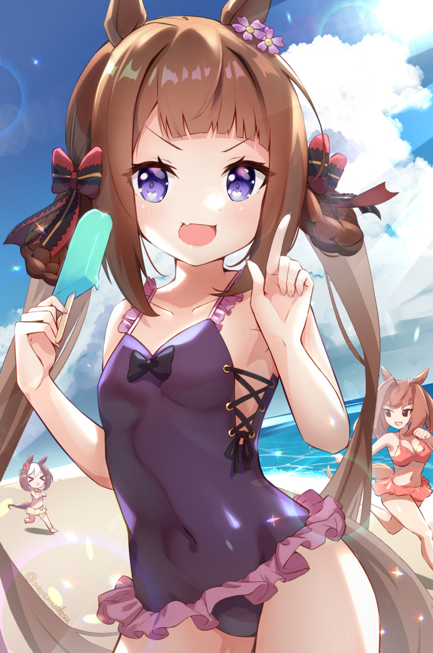 &gt;_&lt; 3girls animal_ears beach brown_hair collarbone commentary_request daiwa_scarlet_(umamusume) food highres horse_ears horse_girl horse_tail long_hair meyamu multiple_girls popsicle running sky special_week_(umamusume) sweep_tosho_(umamusume) swimsuit tail twintails umamusume violet_eyes