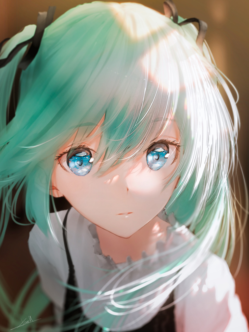 1girl aqua_hair black_ribbon blue_eyes blurry blurry_background depth_of_field expressionless hair_ribbon hatsune_miku highres indoors long_hair looking_at_viewer ojay_tkym parted_lips portrait revision ribbon shirt sidelighting solo twintails vocaloid white_shirt