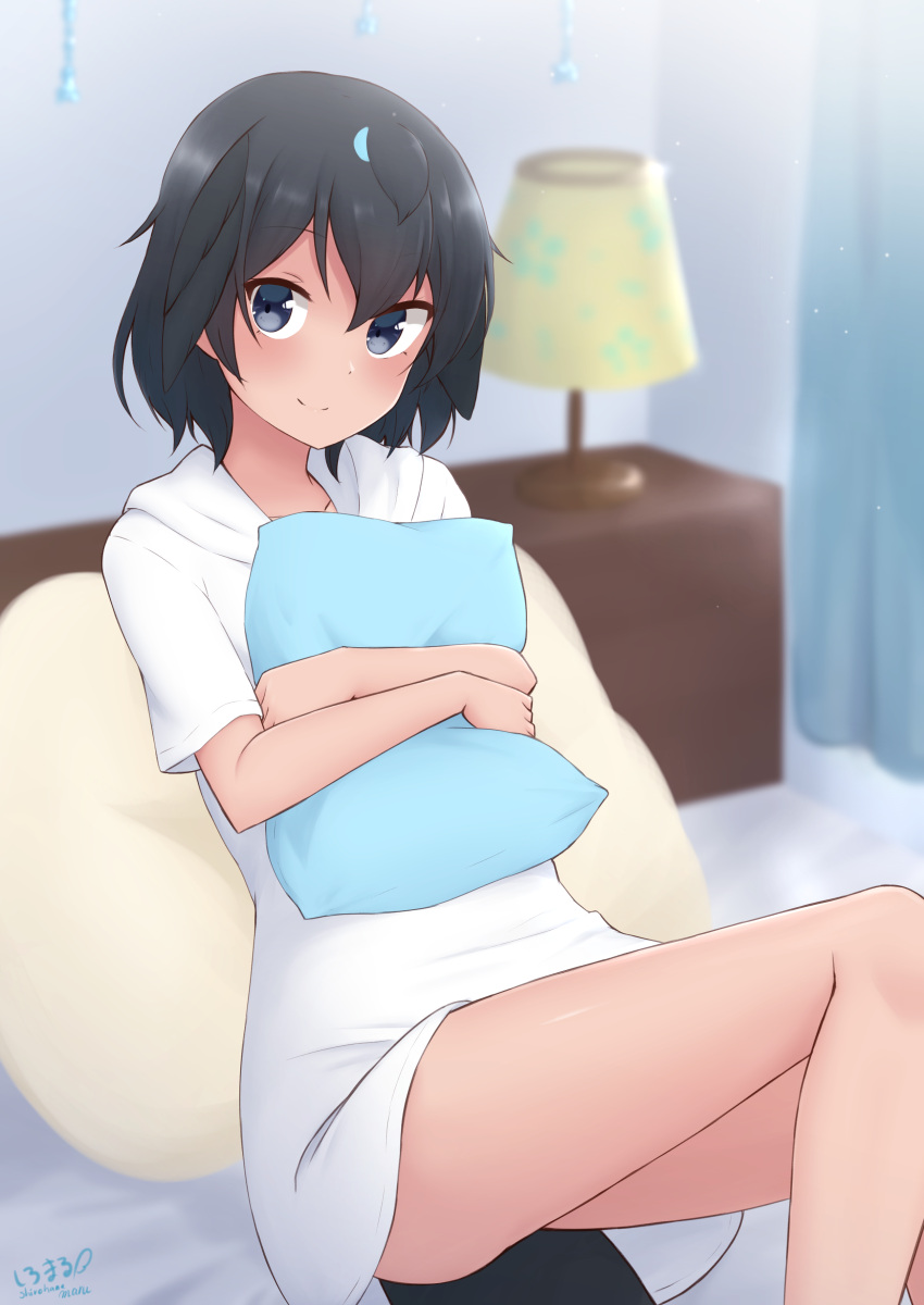 1girl absurdres artist_name bangs bed bedroom bird_tail black_eyes black_hair closed_mouth commentary curtains greater_lophorina_(kemono_friends) highres holding holding_pillow hood hood_down hoodie kemono_friends lamp looking_at_viewer no_pants on_bed pillow shiraha_maru short_hair short_sleeves signature sitting sleepwear smile solo tail white_hoodie