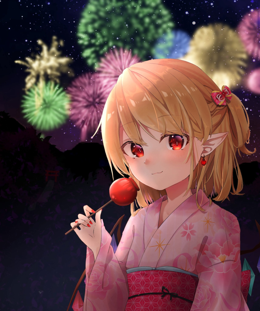 1girl alternate_costume blonde_hair blush candy_apple crystal earrings eyebrows_visible_through_hair festival fireworks flandre_scarlet food hair_between_eyes headwear_removed highres japanese_clothes jewelry kimono long_sleeves looking_at_viewer night obi pink_kimono pito_ru1 pointy_ears red_eyes sash short_hair sky slit_pupils smile solo star_(sky) starry_sky torii touhou upper_body wide_sleeves wings