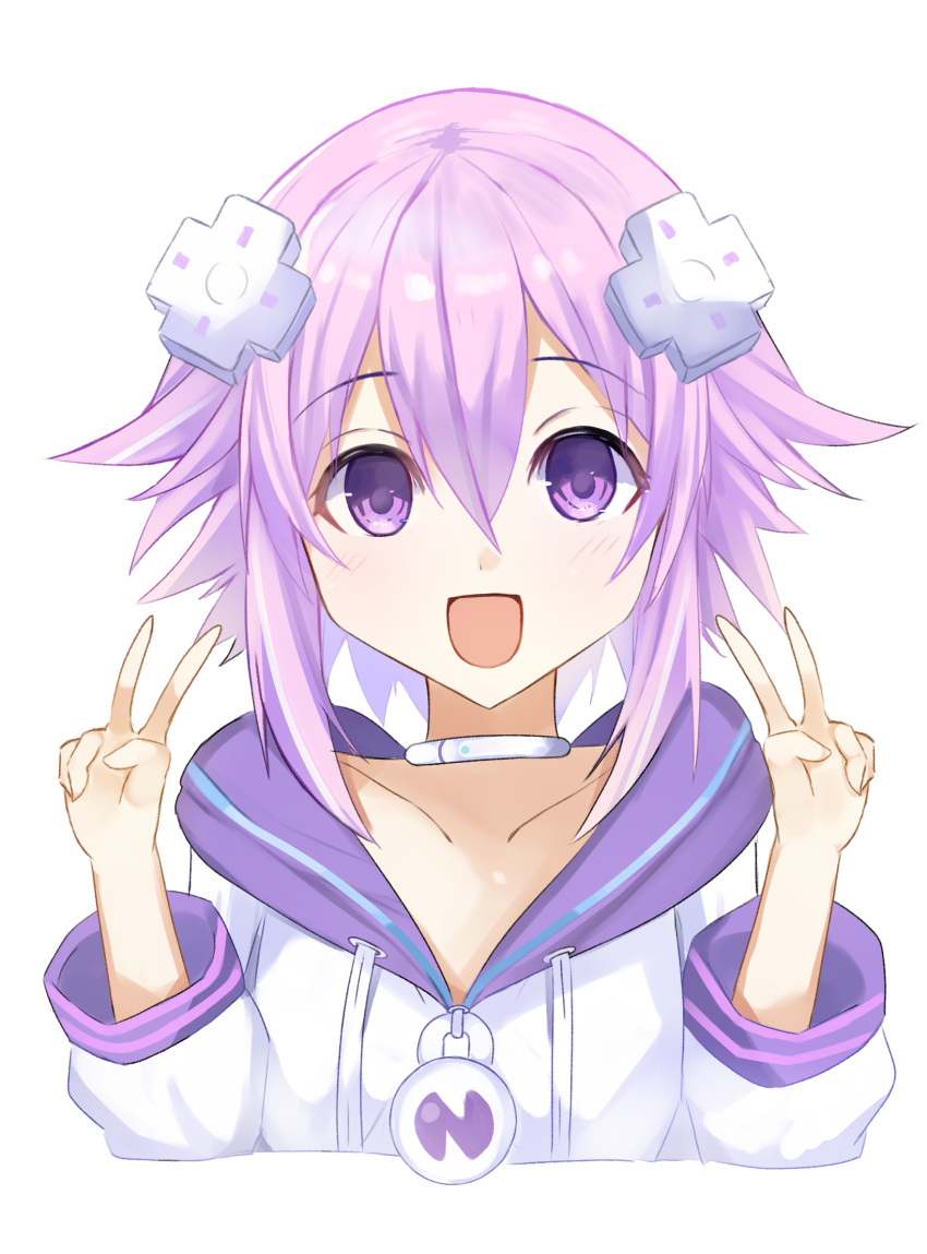 1girl bangs bimmy blush choker d-pad d-pad_hair_ornament double_v eyebrows_visible_through_hair hair_between_eyes hair_ornament highres hood hoodie looking_at_viewer neptune_(neptune_series) neptune_(series) purple_hair short_hair sidelocks simple_background smile solo v violet_eyes white_background white_hoodie