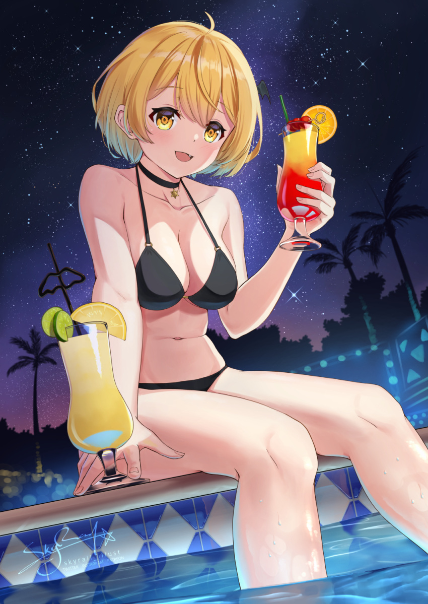 1girl ahoge artist_name bangs bat_hair_ornament bikini black_bikini black_choker blonde_hair blush breasts choker cocktail cocktail_glass cup drink drinking_glass eyebrows_visible_through_hair fang hair_between_eyes hair_ornament highres holding holding_cup hololive looking_at_viewer medium_breasts navel night night_sky open_mouth palm_tree poolside short_hair sitting sky skyrail smile soaking_feet solo star_(sky) starry_sky swimsuit tree tropical_drink virtual_youtuber yellow_eyes yozora_mel