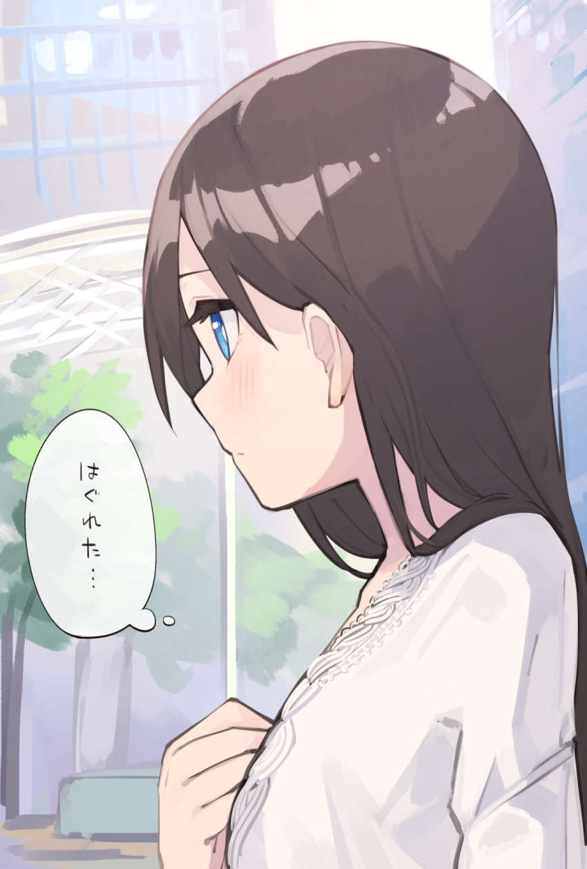 1girl bangs blue_eyes blush bright_pupils brown_hair building city closed_mouth from_side goe_(g-o-e) hair_behind_ear hair_between_eyes hand_on_own_chest hand_up highres kagura_hikari long_hair looking_away outdoors profile shiny shiny_hair shirt shoujo_kageki_revue_starlight solo thought_bubble translation_request tree upper_body white_pupils white_shirt