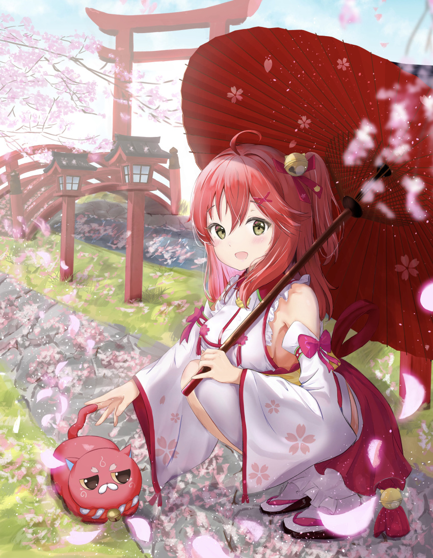 1girl absurdres ahoge architecture asymmetrical_hair bell blue_sky blush branch breasts bridge cat cherry_blossoms clouds cloudy_sky commentary day detached_sleeves east_asian_architecture eyebrows_visible_through_hair floral_print full_body grass green_eyes hair_bell hair_between_eyes hair_ornament highres holding holding_umbrella hololive japanese_architecture japanese_clothes kimono kintoki_(sakura_miko) kouhaku_nawa lamppost looking_at_viewer medium_breasts medium_hair miniskirt nontraditional_miko open_mouth outdoors parasol petals pink_hair red_skirt sakura_miko sakuramon sandals side_ponytail skirt sky smile solo squatting stream syafa torii umbrella virtual_youtuber water white_kimono wide_sleeves wing_collar x_hair_ornament