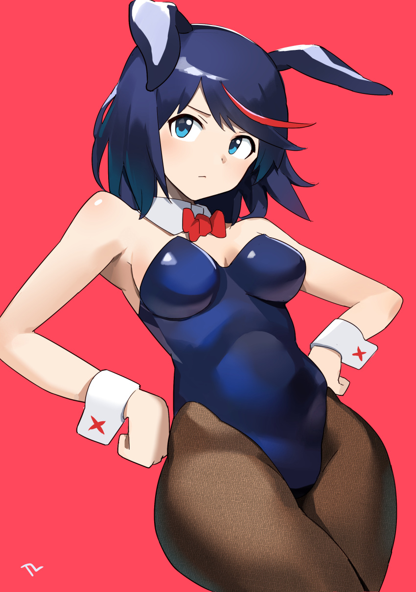 1girl absurdres animal_ears armpit_peek artist_name bangs bare_shoulders blue_eyes blue_leotard bow bowtie breasts brown_legwear dark_blue_hair detached_collar fake_animal_ears gradient gradient_legwear groin hands_on_hips highres initial kill_la_kill leotard matoi_ryuuko medium_hair multicolored_hair pantyhose parted_bangs playboy_bunny red_background red_neckwear redhead simple_background solo streaked_hair t-lex thighs two-tone_hair wrist_cuffs