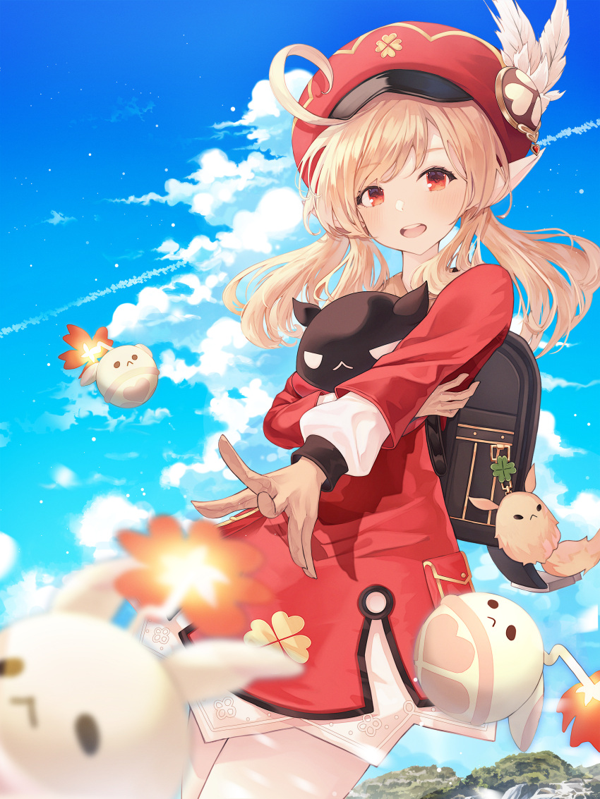 1girl absurdres age_switch ahoge backpack bag bag_charm bangs blonde_hair blue_sky blush cabbie_hat charm_(object) clouds clover_print dodoco_(genshin_impact) eyebrows_visible_through_hair genshin_impact gloves hat hat_feather hat_ornament highres huge_filesize jumpy_dumpty klee_(genshin_impact) long_hair looking_at_viewer low_twintails older open_mouth orange_eyes pocket pointy_ears randoseru red_headwear sidelocks sky solo standing teenage twintails yeolyeo younger