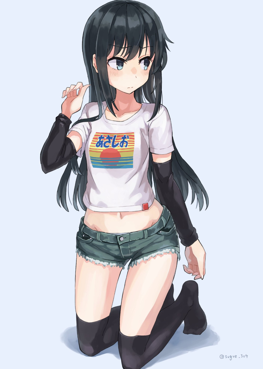 1girl alternate_costume arm_warmers asashio_(kancolle) black_hair black_legwear black_shorts blue_background blue_eyes casual character_name cutoff full_body highres kantai_collection kneeling long_hair looking_to_the_side midriff navel shirt short_shorts short_sleeves shorts simple_background solo sugue_tettou t-shirt thigh-highs white_shirt