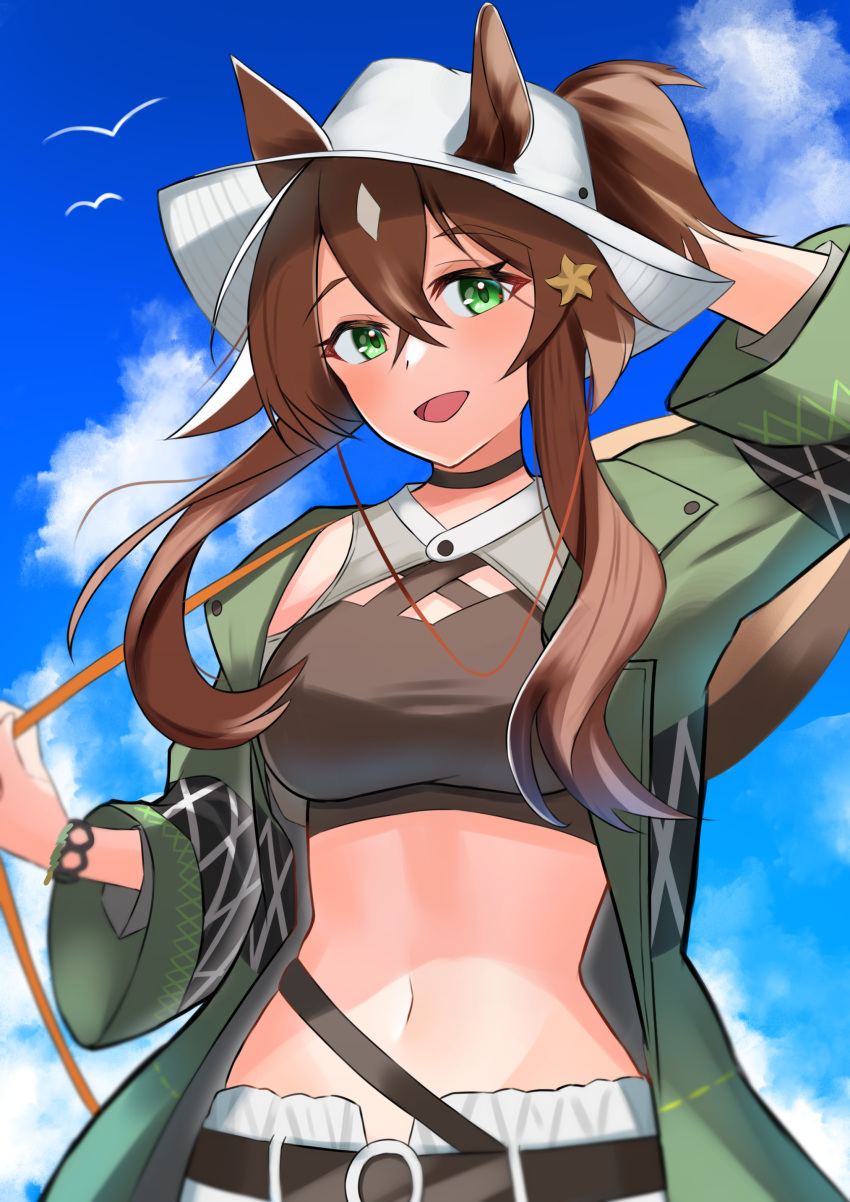 1girl :d absurdres animal_ears arknights bag bangs belt belt_buckle black_choker blue_sky bracelet breasts buckle choker crop_top day ears_through_headwear green_eyes green_jacket hair_between_eyes hair_ornament highres horse_ears jacket jewelry k@bu long_hair long_sleeves looking_at_viewer medium_breasts meteor_(arknights) meteor_(bard's_holiday)_(arknights) navel official_alternate_costume open_clothes open_jacket open_mouth outdoors ponytail shoulder_bag simple_background sky smile solo star_(symbol) star_hair_ornament stomach white_headwear