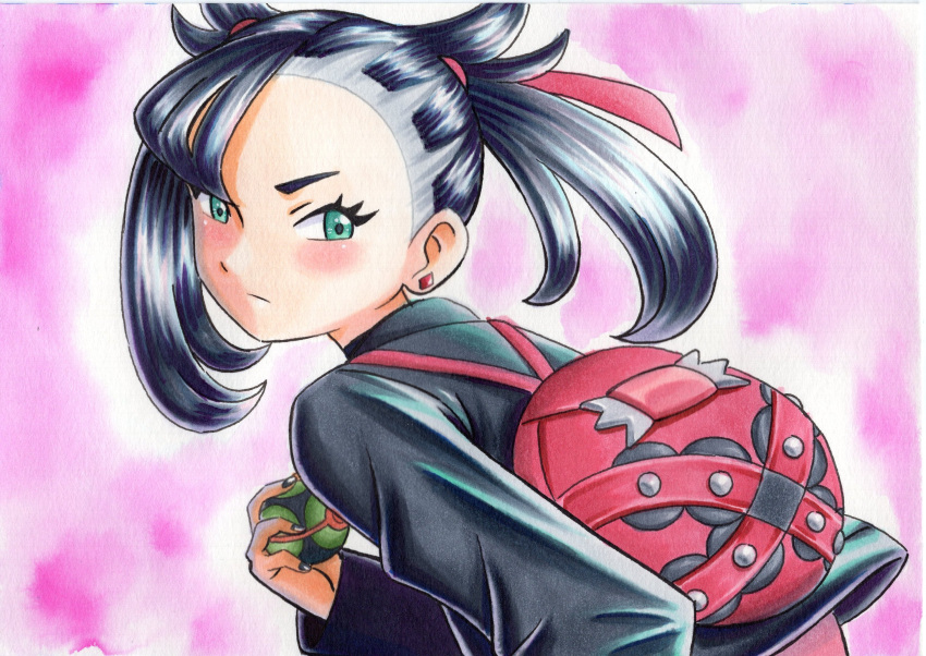 1girl asymmetrical_bangs backpack bag bangs black_hair black_jacket black_nails blush commentary dusk_ball earrings eyelashes green_eyes hair_ribbon highres holding holding_poke_ball jacket jewelry leaning_forward looking_back marnie_(pokemon) nail_polish oka_mochi pink_background pink_bag poke_ball pokemon pokemon_(game) pokemon_swsh red_ribbon ribbon solo traditional_media upper_body