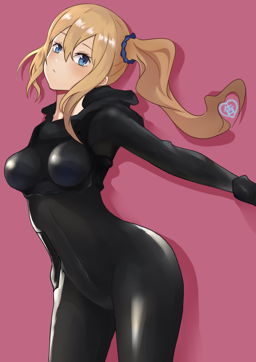 1girl absurdres arched_back black_gloves blonde_hair blue_eyes bodysuit breasts breasts_apart closed_mouth cowboy_shot gloves gradient gradient_background hayasaka_ai heart highres hooded_bodysuit impossible_clothes kaguya-sama_wa_kokurasetai_~tensai-tachi_no_renai_zunousen~ keke_hetao_lu long_hair looking_at_viewer medium_breasts navel outstretched_arm red_background scrunchie side_ponytail sidelocks skin_tight solo thighs
