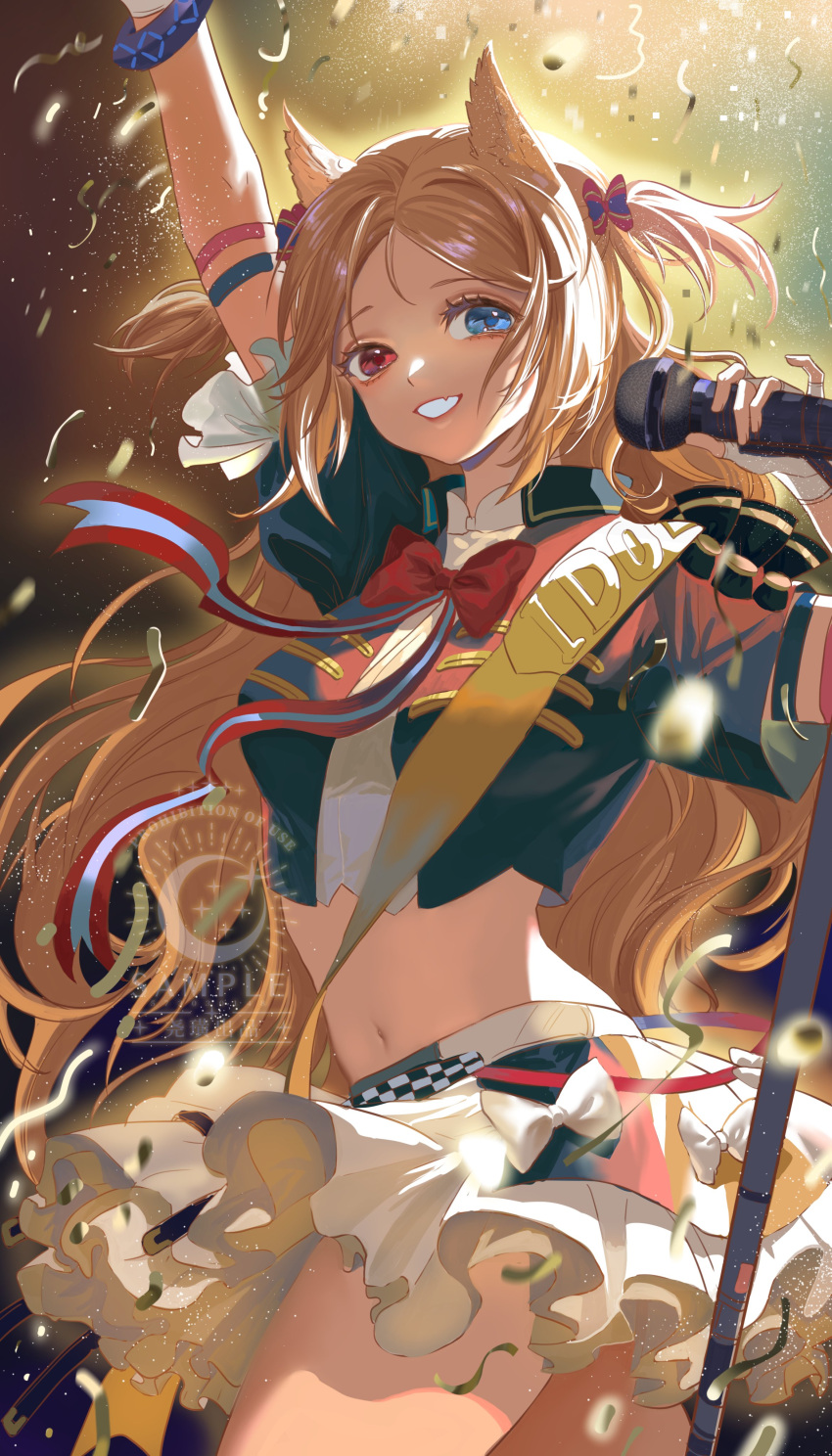 1girl :d absurdres animal_ears archetto_(arknights) archetto_(publicity_strategy)_(arknights) arknights arm_up blonde_hair blue_eyes blue_jacket bow bowtie commentary_request cowboy_shot fang gloves hair_bow heterochromia highres holding holding_microphone infection_monitor_(arknights) jacket long_hair looking_at_viewer microphone midriff miniskirt navel official_alternate_costume open_mouth red_eyes red_neckwear sample short_sleeves skin_fang skirt smile solo standing two_side_up very_long_hair white_gloves white_skirt yao_huang_buxiang_bei_kuai_zhuan