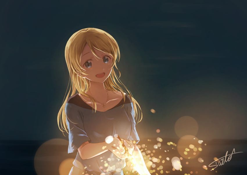 1girl artist_name ayase_eli bangs blonde_hair blue_eyes blue_shirt blurry bokeh commentary depth_of_field fireworks holding horizon jewelry long_hair looking_at_viewer love_live! necklace night night_sky open_mouth shirt short_sleeves signature sky smile solo sparkler suito