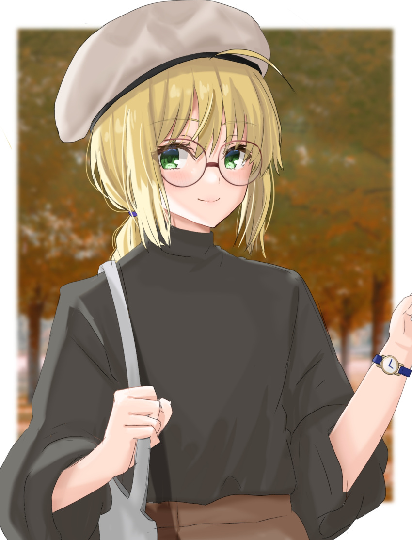 1girl ahoge artoria_pendragon_(fate) bag beret black_shirt blonde_hair blurry blurry_background eyebrows fate/grand_order fate/stay_night fate_(series) glasses green_eyes hair_ornament hand_up handbag hat highres holding looking_at_viewer ponytail saber sakurasakimasu4 shirt sidelocks smile solo tree upper_body watch wide_sleeves