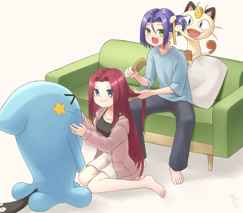 1boy 1girl blue_eyes couch green_eyes hair_brushing happy highres james_(pokemon) jessie_(pokemon) meowth pants pillow pokemon pokemon_(anime) pokemon_(creature) ponytail shirt shorts t-shirt tsukino_mi wobbuffet