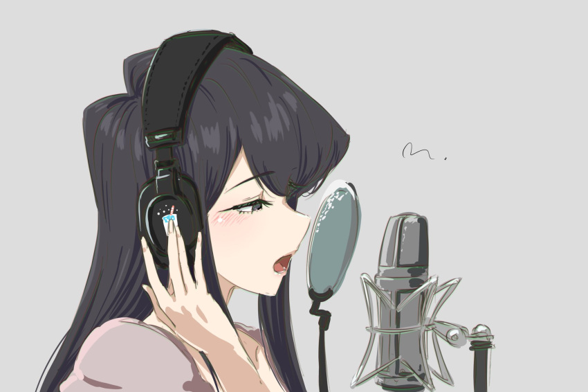 1girl black_eyes black_hair close-up commentary_request from_side grey_background headphones highres komi-san_wa_komyushou_desu komi_shouko long_hair microphone mitsugu music open_mouth simple_background singing solo