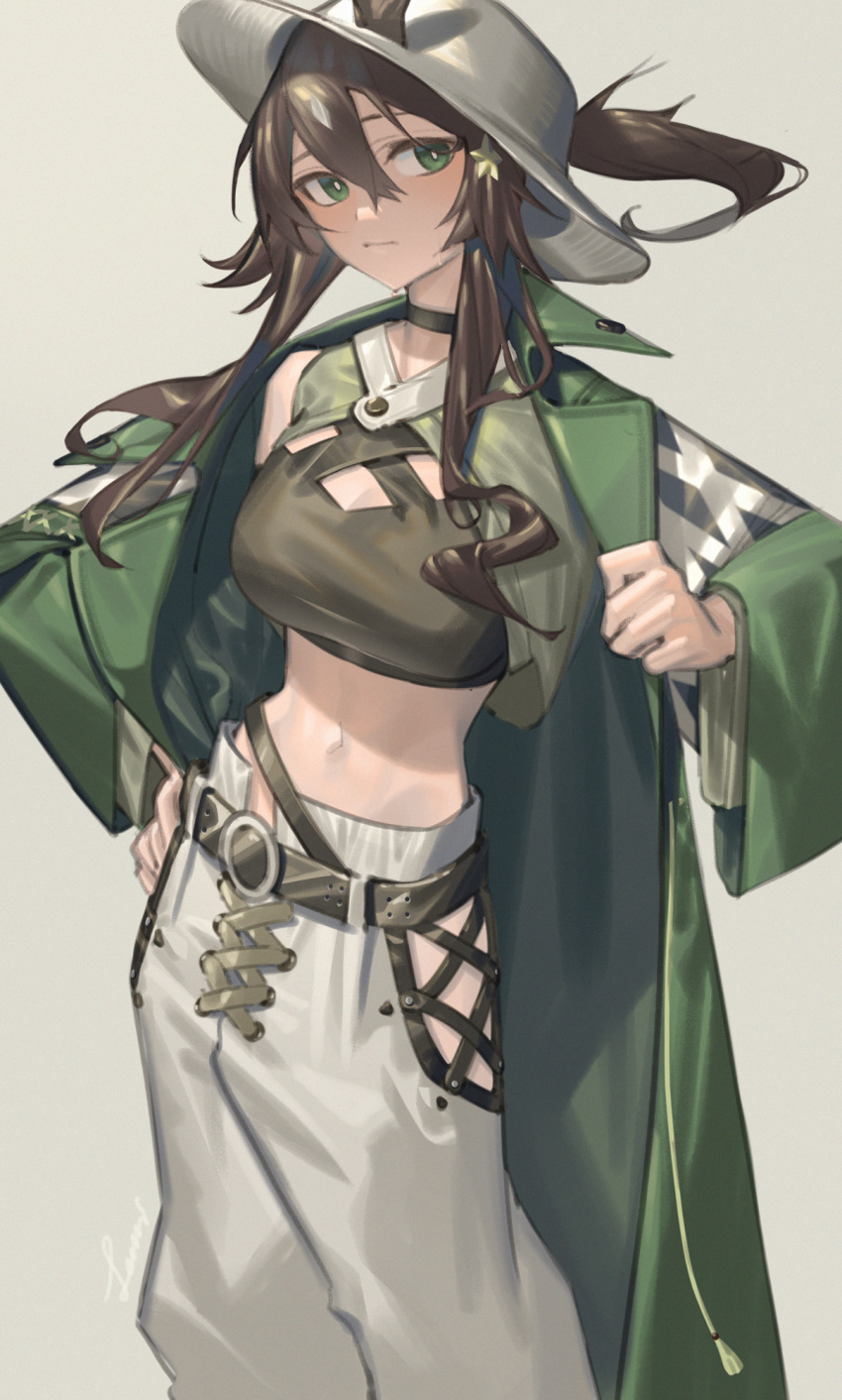 1girl arknights bangs black_choker black_hair black_shirt breasts choker coat commentary cowboy_shot crop_top green_coat green_eyes grey_background hair_between_eyes highres hip_vent lanzi_(415460661) large_breasts long_hair looking_at_viewer meteor_(arknights) meteor_(bard's_holiday)_(arknights) midriff navel open_clothes open_coat pants shirt sidelocks simple_background solo standing stomach white_headwear white_pants