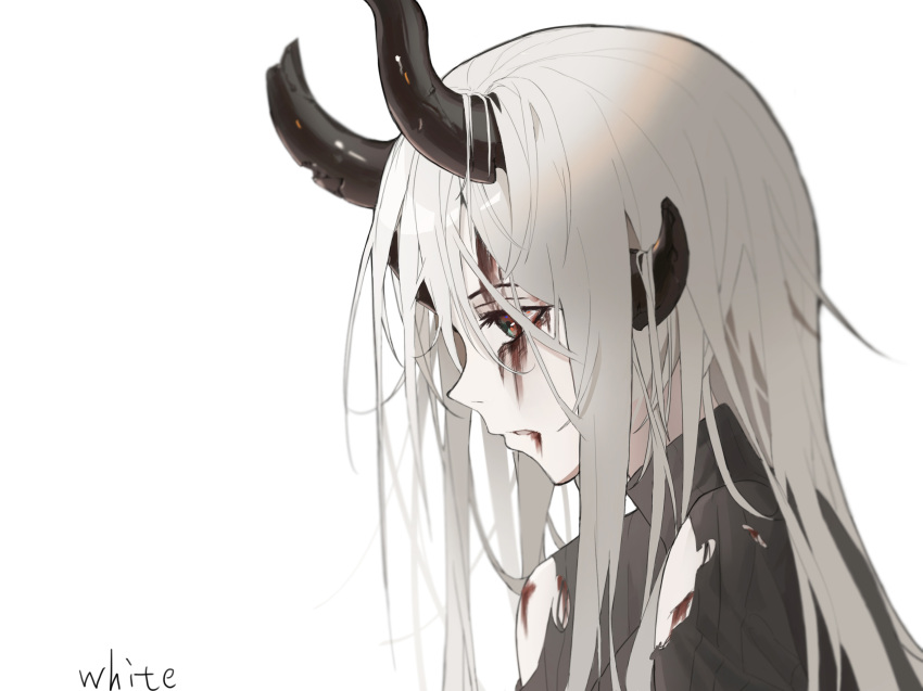 1girl arknights bare_shoulders blood blood_from_mouth blood_on_face broken_horn commentary_request dragon_horns from_side green_eyes highres horns injury long_hair looking_away looking_down messy_hair parted_lips profile reed_(arknights) silver_hair simple_background solo torn_clothes upper_body white_background xuanli_duocai_de_bai
