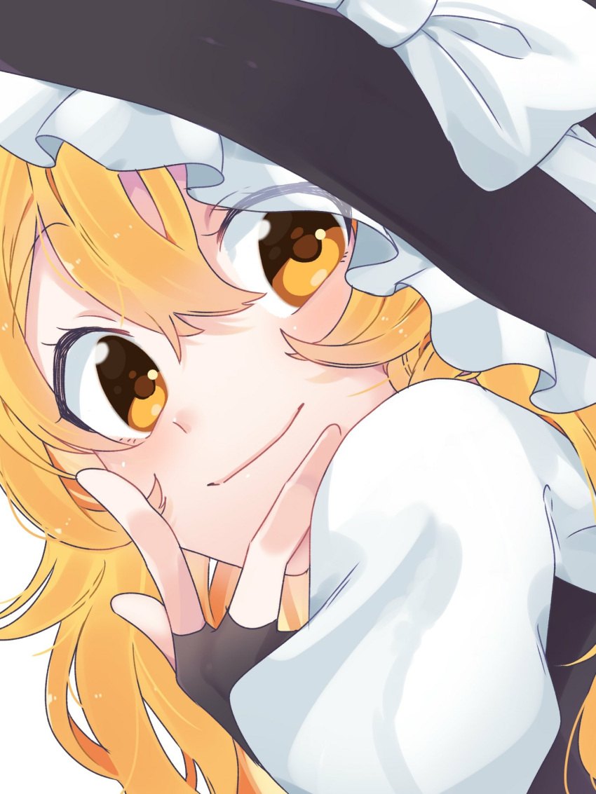 1girl bangs black_gloves black_headwear black_vest blonde_hair bow close-up closed_mouth commentary_request eringi_(rmrafrn) fingerless_gloves gloves hat hat_bow highres kirisame_marisa looking_at_viewer shirt simple_background smile solo touhou upper_body vest white_background white_bow white_shirt witch_hat yellow_eyes