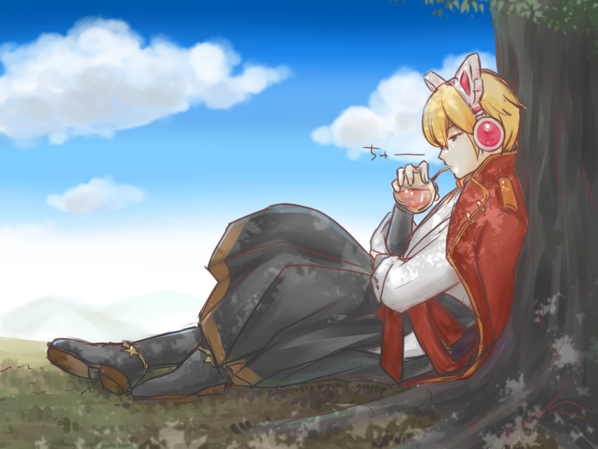 1boy apple_juice bangs black_footwear black_pants blonde_hair blue_sky boots cape cat_ear_headphones closed_mouth clouds commentary_request dated day drinking drinking_straw_in_mouth expressionless full_body headphones highres long_sleeves male_focus outdoors pants profile ragnarok_masters ragnarok_online red_cape red_eyes shirt short_hair sky solo tomo-graphy tree twitter_username under_tree white_shirt