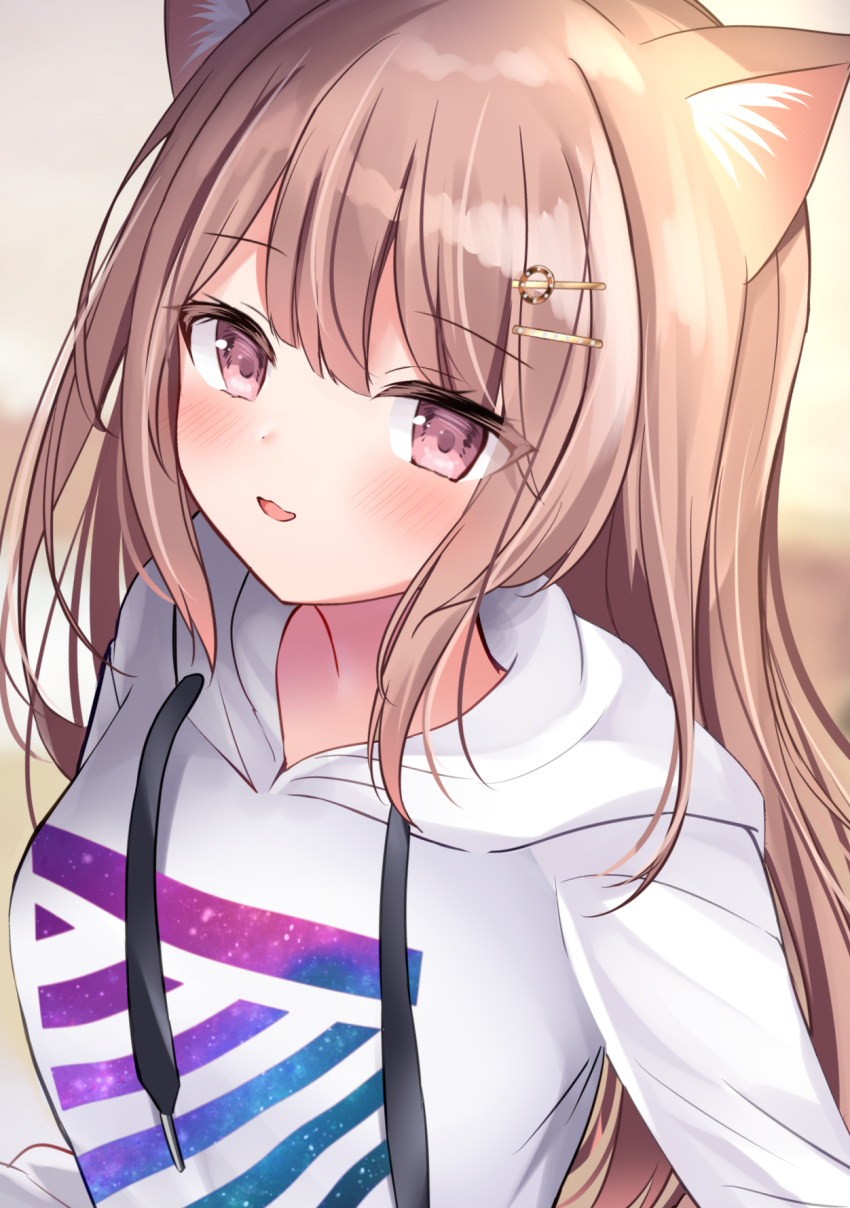 1girl animal_ear_fluff animal_ears bangs blurry blurry_background blush brown_eyes brown_hair cat_ears commentary_request depth_of_field drawstring eyebrows_visible_through_hair hair_ornament hairclip highres hood hood_down hoodie long_hair looking_at_viewer masayo_(gin_no_ame) original parted_lips smile solo upper_body very_long_hair white_hoodie